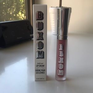 Buxom Lip plumping gloss.
